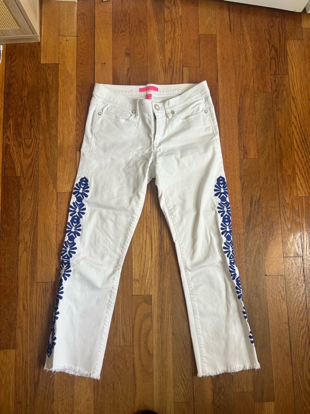Lilly Pulitzer white jeans with blue floral embroidery. Size: 6
